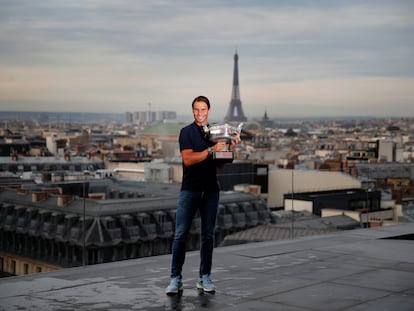Nadal posa con el trofeo de Roland Garros en lo alto de las Galeries Lafayette, este lunes en París.