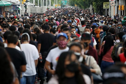 Personas caminan en una calle de Ciudad de México.