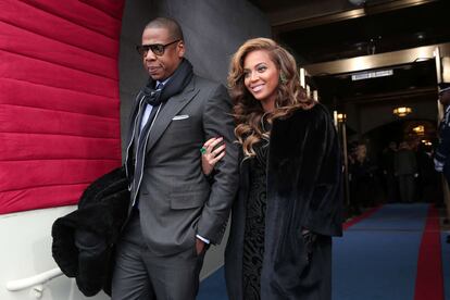 Los cantantes Jay-Z y Beyonce llegan a la ceremonia.