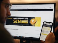 Un usuario consulta el sitio web de Binance en España