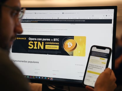 Un usuario consulta el sitio web de Binance en España