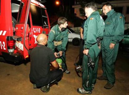 Los equipos de submarinistas de la Guardia Civil se preparan para entrar en la cueva.