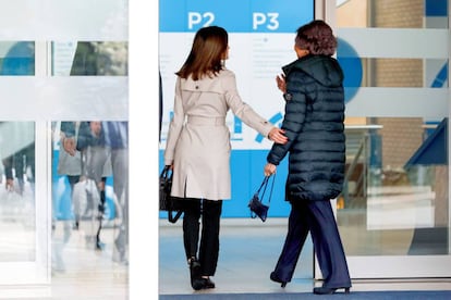 La Reina Letizia, junto a la Reina emérita Sofía, a su llegada para visitar al Rey Juan Carlos en el hospital madrileño donde ha sido operado de forma satisfactoria para sustituirle la prótesis artificial que le fue implantada en la rodilla derecha hace siete.