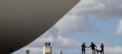 Un grupo de polic&iacute;as, vigilando el Congreso brasile&ntilde;o, en Bras&iacute;lia.