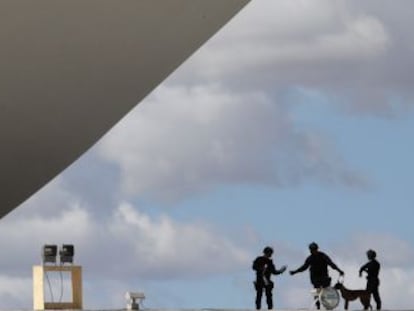 Un grupo de polic&iacute;as, vigilando el Congreso brasile&ntilde;o, en Bras&iacute;lia.