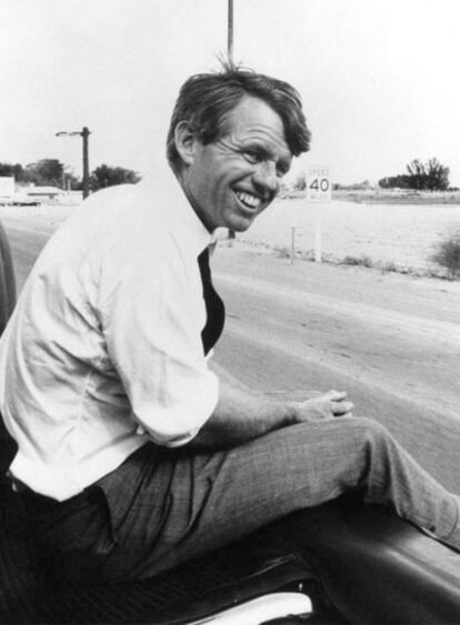 Robert Fitzgerald Kennedy, sentado al borde de  una carretera de Los Ángeles en 1968.