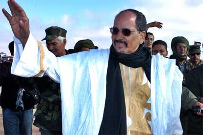 El presidente de la RASD, Mohademed Abdelaziz, saluda al público a su llegada al desfile de tropas con el que los independentistas saharauis han celebrado el aniversario.