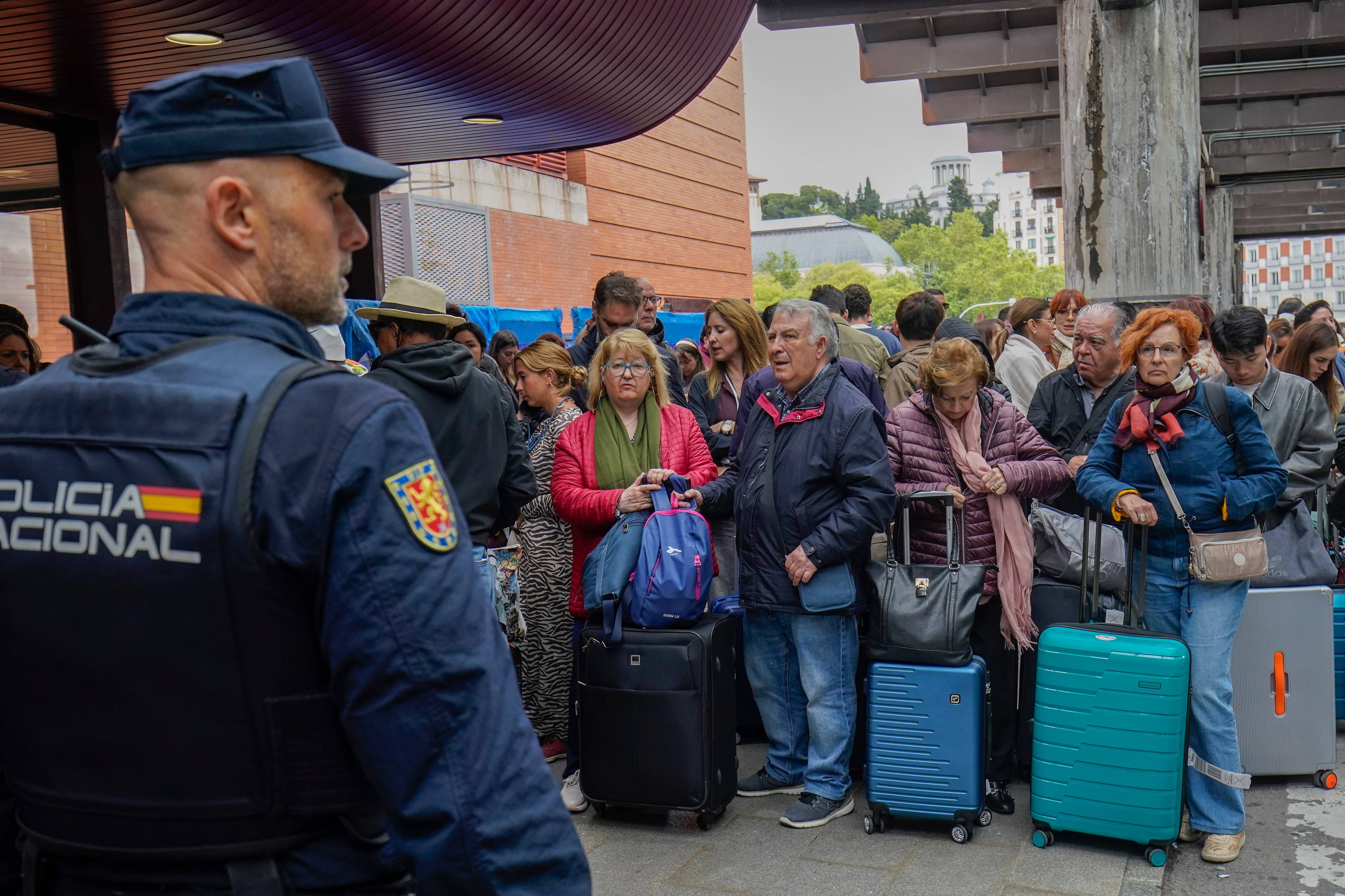 Una mañana de pesadilla en las estaciones de Atocha y Santa Justa: “Hay mucha gente esperando y poca información”