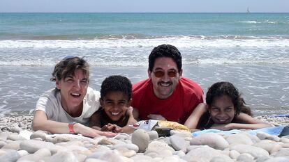 Benedicto García, con su mujer y sus dos hijos, en una imagen de 2006 cedida por la familia. 