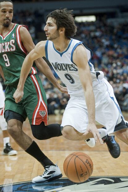 Ricky Rubio conduce el balón en su estreno con Minnesota.