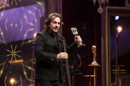 Isaki Lacuesta amb el premi a la millor direcció per 'Entre dos aguas'.