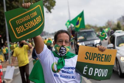 Apoiador participa de um ato com o presidente do Jair Bolsonaro neste domingo na Esplanada dos Ministérios, em Brasília, com cartaz: "Supremo é o povo", em uma crítica ao STF.