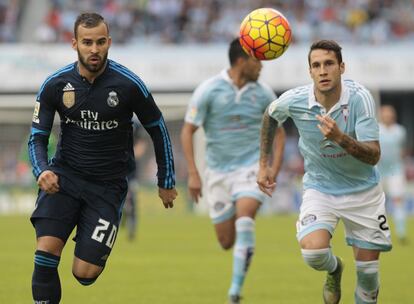 Jesé y Hugo Mallo persiguen un balón.