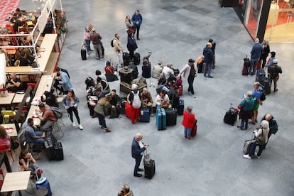 Viajeros en la estación de Atocha de Madrid, este lunes. 