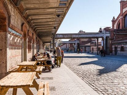 Mesas de madera en Matadero, uno de los focos culturales y gastronómicos del sur de Madrid.