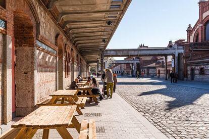 Mesas de madera en Matadero, uno de los focos culturales y gastronómicos del sur de Madrid.