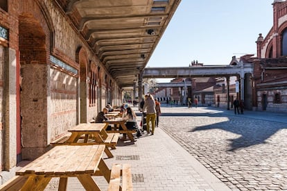 Mesas de madera en Matadero, uno de los focos culturales y gastronómicos del sur de Madrid.