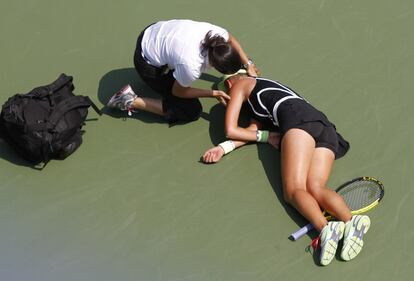 Victoria Azarenka, de 21 años, recibe asistencia médica tras caer desplomada.