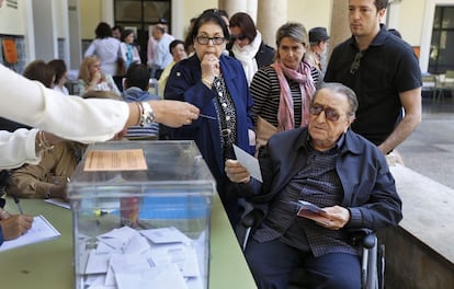 Una mesa electoral instalada en Valencia en uno de los comicios de 2019.