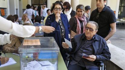 Una mesa electoral instalada en Valencia en uno de los comicios de 2019.