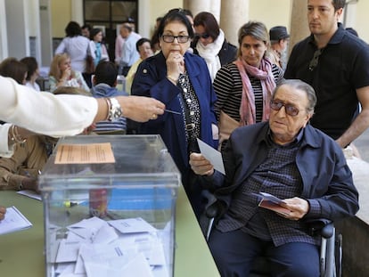 Una mesa electoral instalada en Valencia en uno de los comicios de 2019.