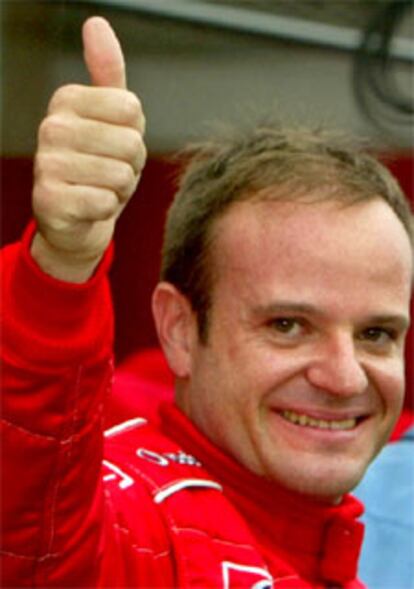 El brasileño Rubens Barrichello celebra su &#39;pole position&#39; para la carrera de mañana.