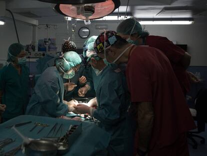 Intervención quirurgica del doctor Manuel López Santamaría acompañado de su equipo en el Hospital Universitario La Paz