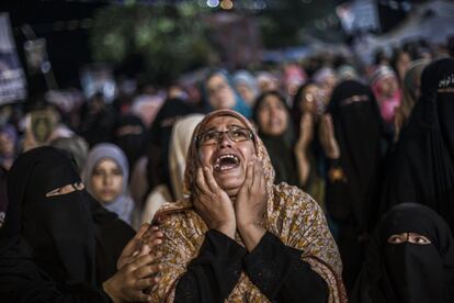 Los partidarios del derrocado presidente egipcio Morsi gritan consignas contra el ministro egipcio de Defensa, en el distrito de Nasr City, en El Cairo (Egipto), el 29 de julio de 2013.