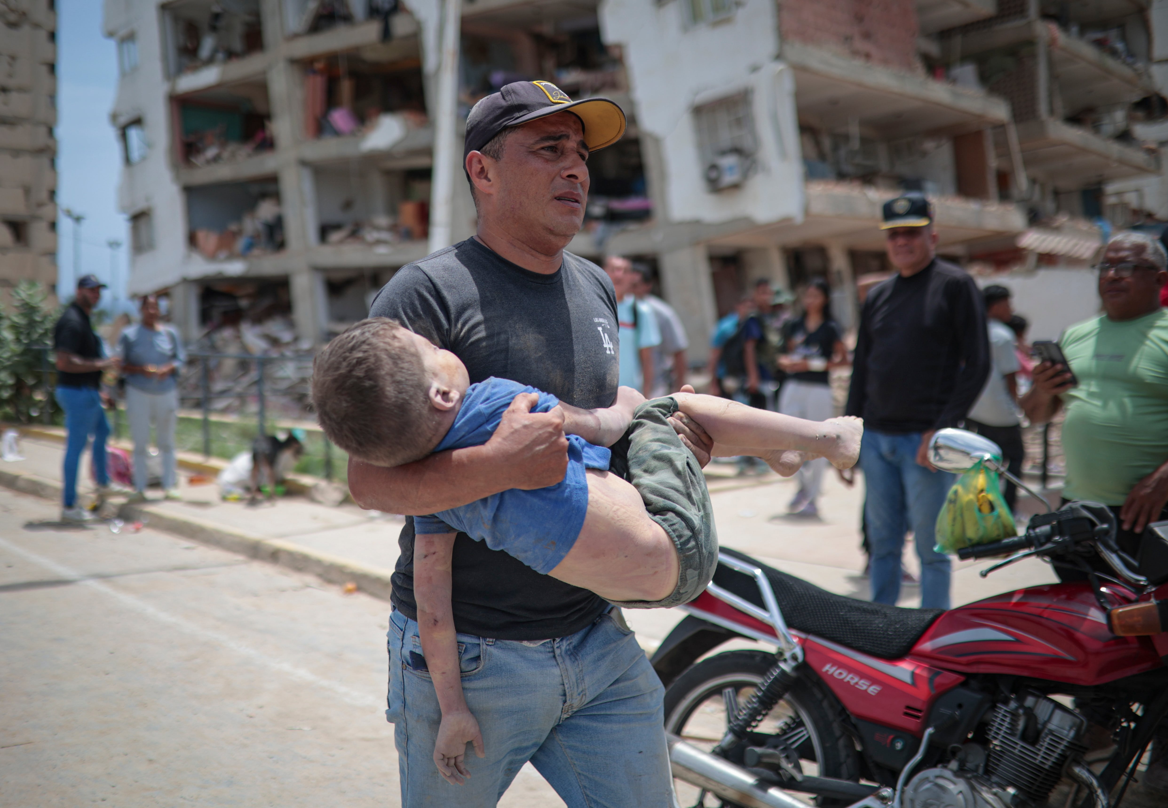 En el epicentro del terremoto de Venezuela: “Una máquina, por favor. Necesito a mi hermana que está ahí abajo”