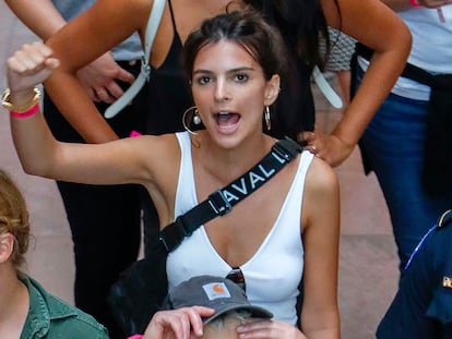 Emily Ratajkowski en una protesta contra Kavanaugh.