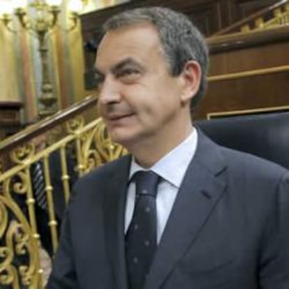 El presidente del Gobierno, José Luis Rodríguez Zapatero, al inicio hoy de la sesión de control al Gobierno en el Pleno del Congreso de los Diputados