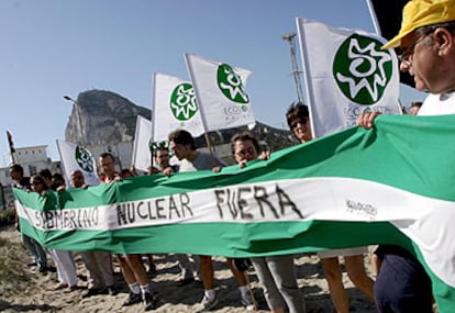Miembros de Ecologistas en Acción se manifiestan contra la presencia del submarino nuclear.