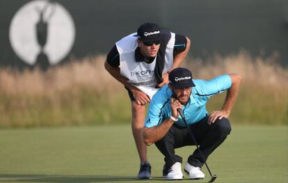 Dustin Johnson y su caddie, en el hoyo 18.