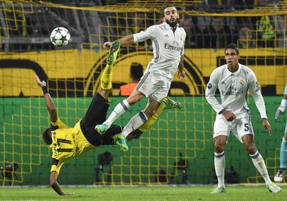 Pierre-Emerick Aubameyang y Dani Carvajal disputan el balón. 