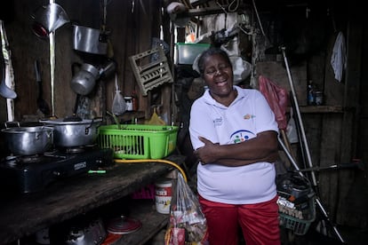 Floripe Rodríguez Quiñonez, participante del programa de sustitución de cultivos, posa en la cocina de su casa en Espriella, Nariño.