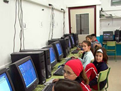 Los alumnos del colegio Cortes de Aragón, de Zaragoza, <b><i>enchufados</b></i> a la Red.