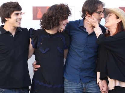 El director Paco Baños y los actores de 'Ali'.