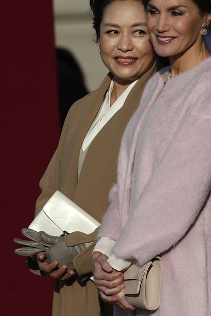 La reina Letizia, a la derecha, junto con la mujer del presidente chino Peng Liyuan, en el Palacio Real.