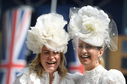 Dos invitadas licen grandes tocados blancos con forma de flor en el primer día de Ascot.