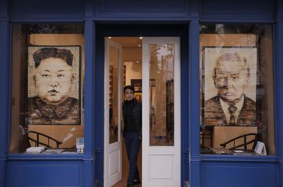 Dos obras de arte con los rostros de los dos líderes se exhiben en una galería en Hanói.