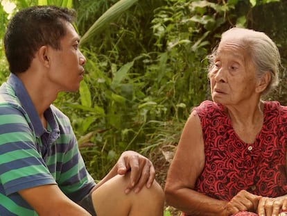 El oculista protagonista de &#039;La mirada del silencio&#039;, con su madre.