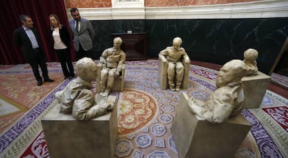 La presidenta de la Cámara Baja, Ana Pastor (centro), el director del Reina Sofía, Manuel Borja-Villel (izquierda) y el presidente de Acción Cultural Española, Ibán García del Blanco, en el Congreso de los Diputados. 