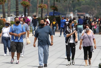 Unos turistas en la Laguna de Chapala, en Jalisco, este domingo.