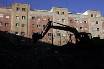 Demolición de los edificios afectados por aluminosis en el barrio del Turó de la Peira, en Barcelona.