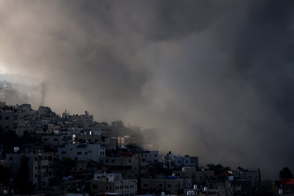 Jenin (-), 02/02/2025.- Smoke rises as the Israeli army detonate explosives in a residential area in the West Bank camp of Jenin, 02 February 2025. Over two dozen Palestinians have been killed, according to the Palestinian Ministry of Health, and one Israeli soldier, according to the Israeli army, since the start of the Israeli military operation in Jenin on 21 January 2025, two days after the ceasefire in the Gaza Strip came into effect. (Yenín) EFE/EPA/ALAA BADARNEH
