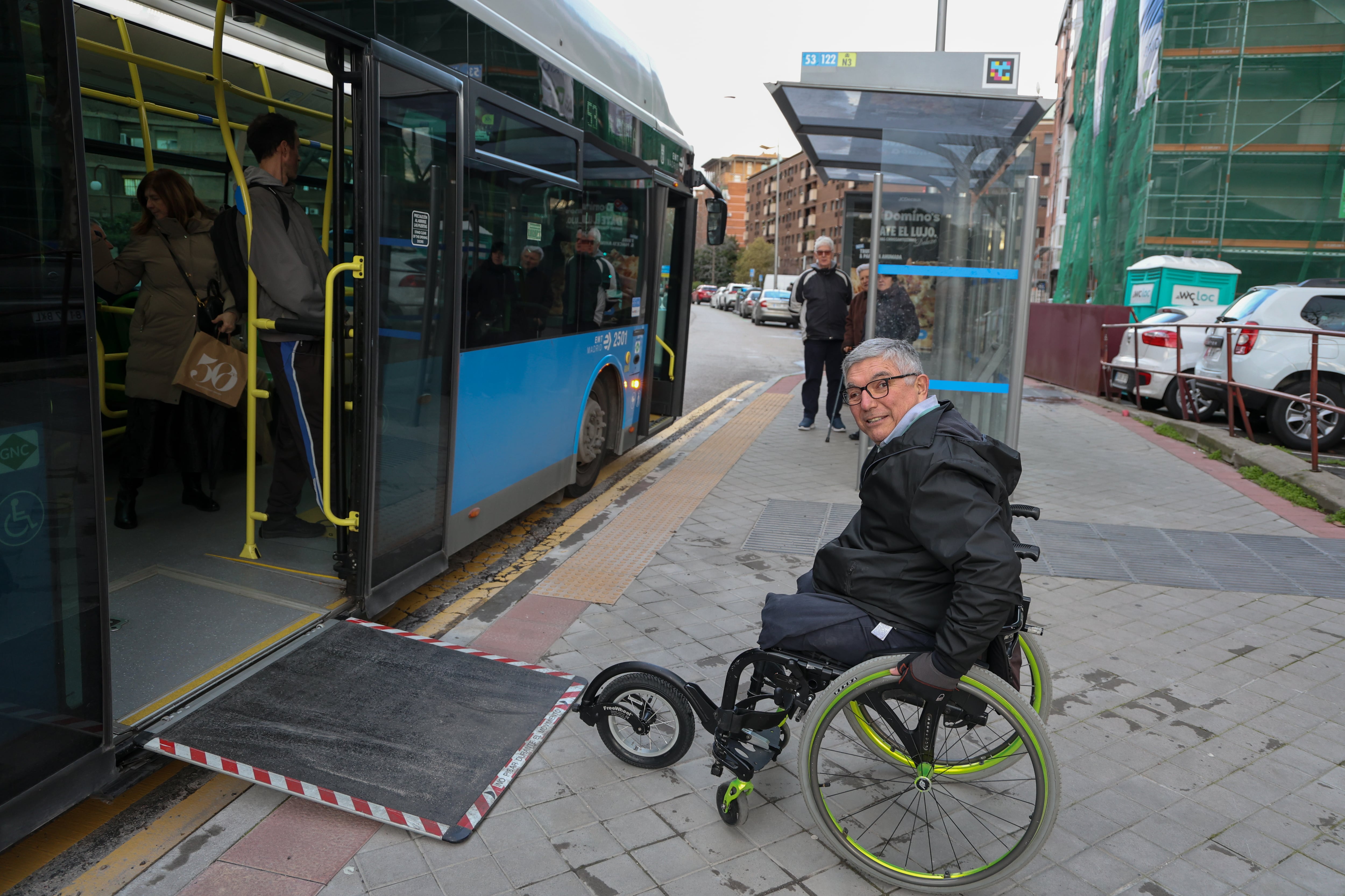 Pablo López se sube el 13 de febrero al autobús en el barrio de San Pascual de Ciudad Lineal (Madrid).