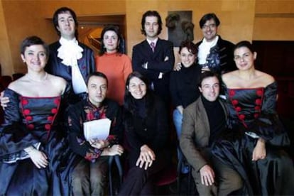 Enrique Viana, segundo abajo a la izquierda, junto a sus alumnos intérpretes de <i>Tardes con Donizetti</i>.