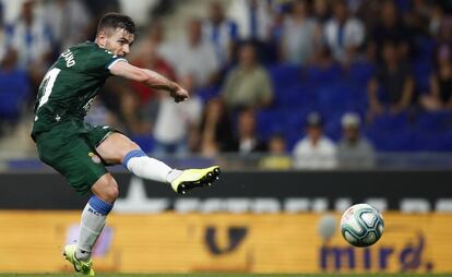 Campuzano marca el tercer gol del Espanyol ante el Lucerna.