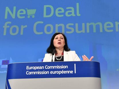 La comisaria europea de Justicia, Consumidores e igualdad de género, Vera Jourová, presenta las nuevas normas sobre protección del consumidror/ AFP