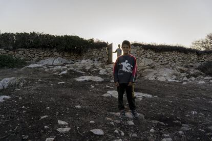 Christos juega cerca de la casa familiar con su hermano mayor, Panayotis. El niño no tiene ningún compañero de clase ni otros chicos para jugar. Sus únicos amigos en la isla son también sus hermanos mayores y, a veces, sus primos que vienen por un día o dos (generalmente los fines de semana) de las islas cercanas. En las vacaciones de verano llegan más visitantes.